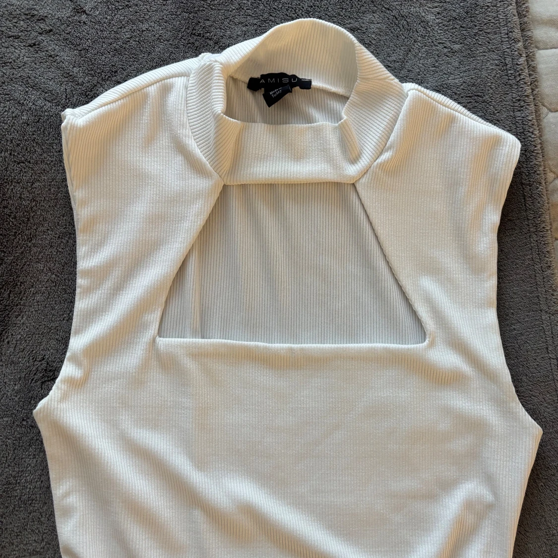 Vit ribbad ärmlös topp från Amisu - 3