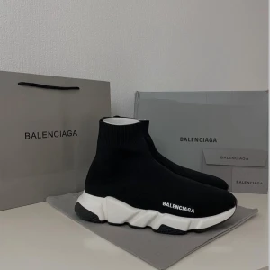 Balenciaga Speed Trainer sneakers svart - Svarta Balenciaga Speed Trainer sneakers med vit chunky sula och stickad ovandel i stretchigt material. Strumpmodell med rund tå och Balenciaga-logga på sidan. Superlätta och bekväma för en clean och modern look. Såklart följs allting med skorna säljer de för billigt eftersom inte använder de.  MALMÖ
