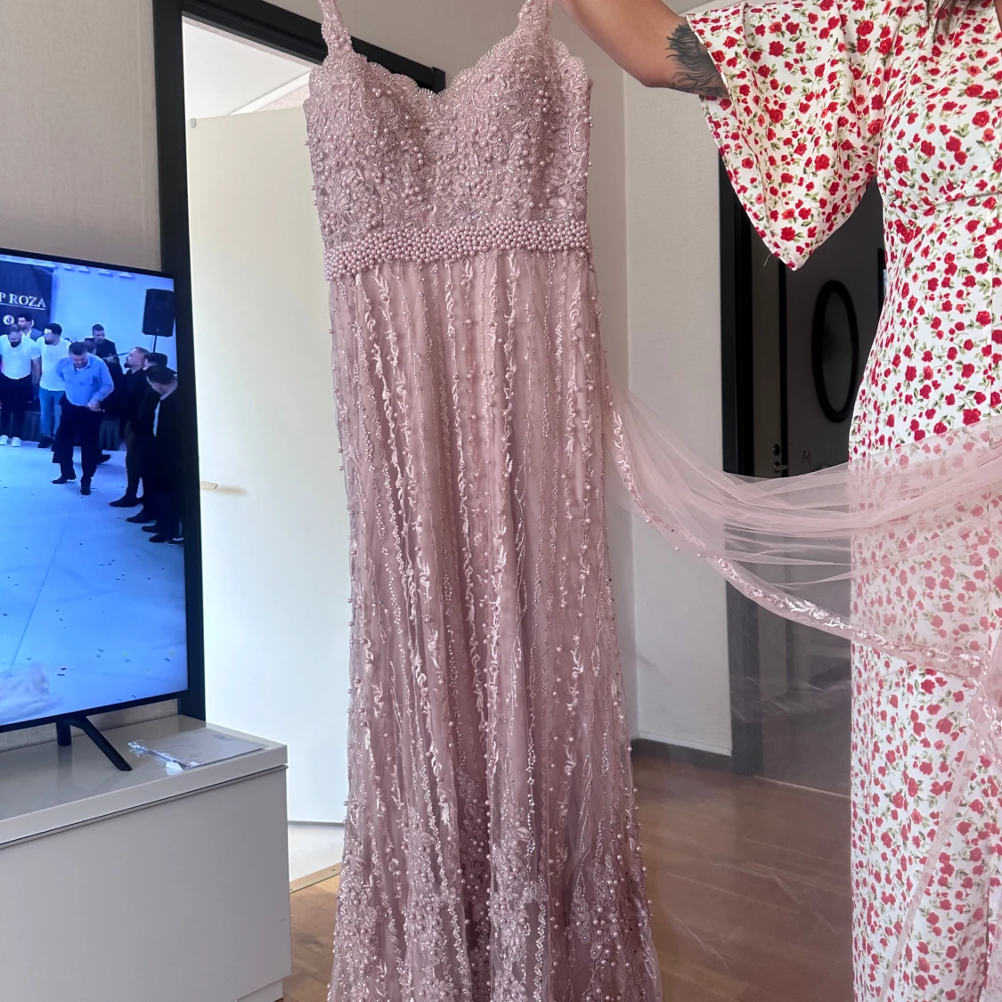 Ljusrosa långklänning med pärlor - 1