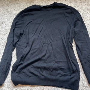 Svart Merinoull Kofta Dressmann XL - Schysst kofta från Dressmann. Sparsamt använd, men lite uttvättad i materialet. Originalpris: 699kr