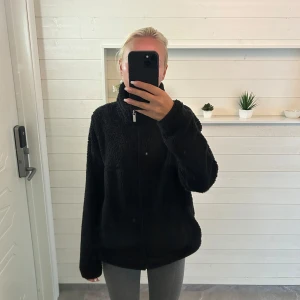 Svart teddyjacka från lager 157, XS - Svart teddyjacka från lager 157 storlek xs. Använd några gånger, men kommer inte till användning längre.