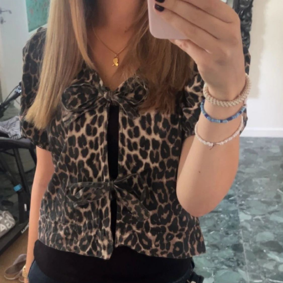 Leopardmönstrad blus med rosetter från Neo Noir