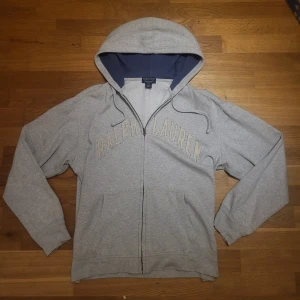 Grå hoodie från Ralph Lauren - Snygg grå hoodie från Ralph Lauren i storlek M skriv vid fundering🧐