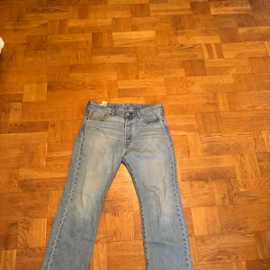 Levi's 501 ljusblå jeans straight fit - Klassiska Levi's 501 jeans i ljusblå tvätt med rak passform. Byxorna är i bra skick. Nypris ca 1000kr
