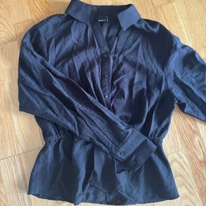 Svart skjorta från Gina Tricot -  svart skjorta med en supersnygg passform! säljer då den tyvärr är lite för liten för mig. kolla gärna in min profil för bundle!💕💕