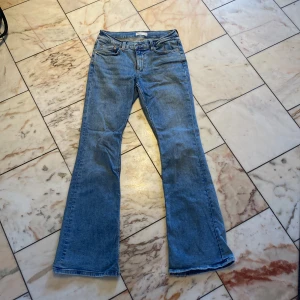 Blå bootcut jeans från Gina Tricot - Snygga blå bootcut jeans från Gina Tricot