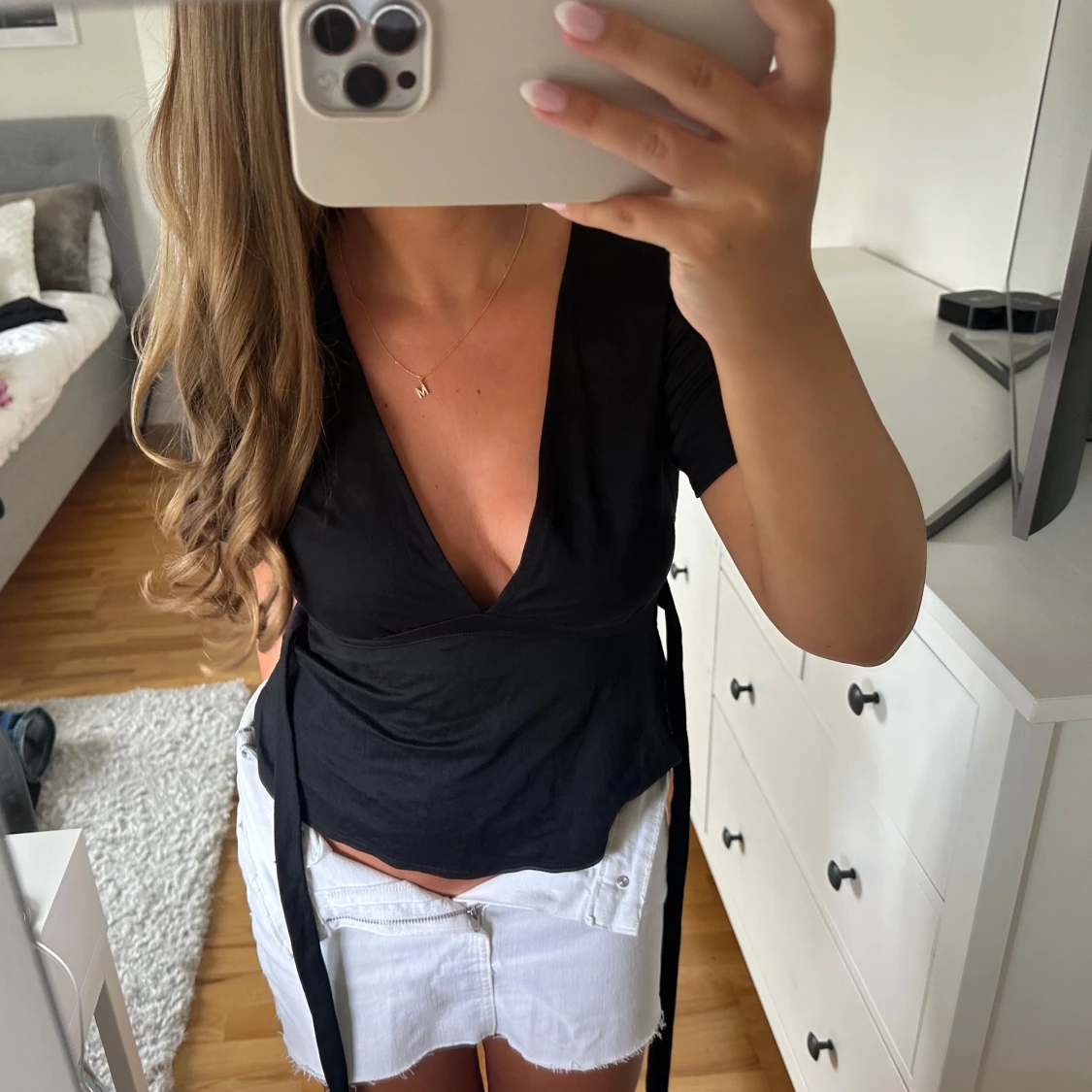 Svart omlottopp med v-ringning - 1