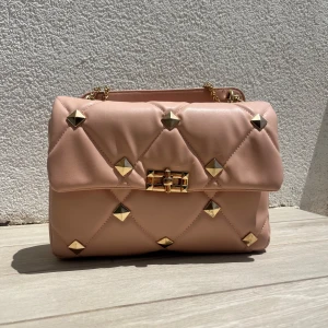 Väska med nitar - Jättefin rosa väska med guldiga nitar som liknar valentino! 