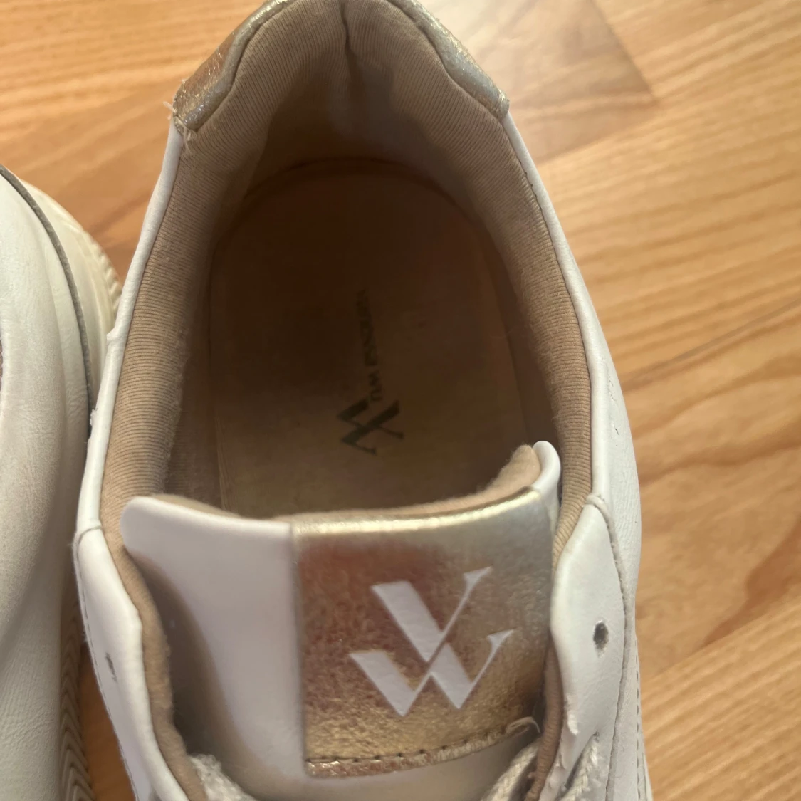 Vita sneakers från Vanessa wu - 2