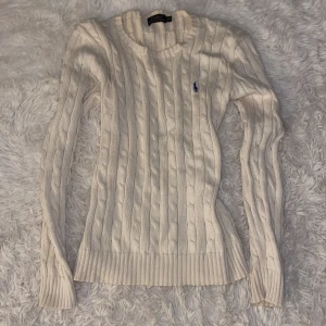 Polo Ralph Lauren - Säljer en krämvit kabelstickad tröja från Polo Ralph Lauren i storlek M. 