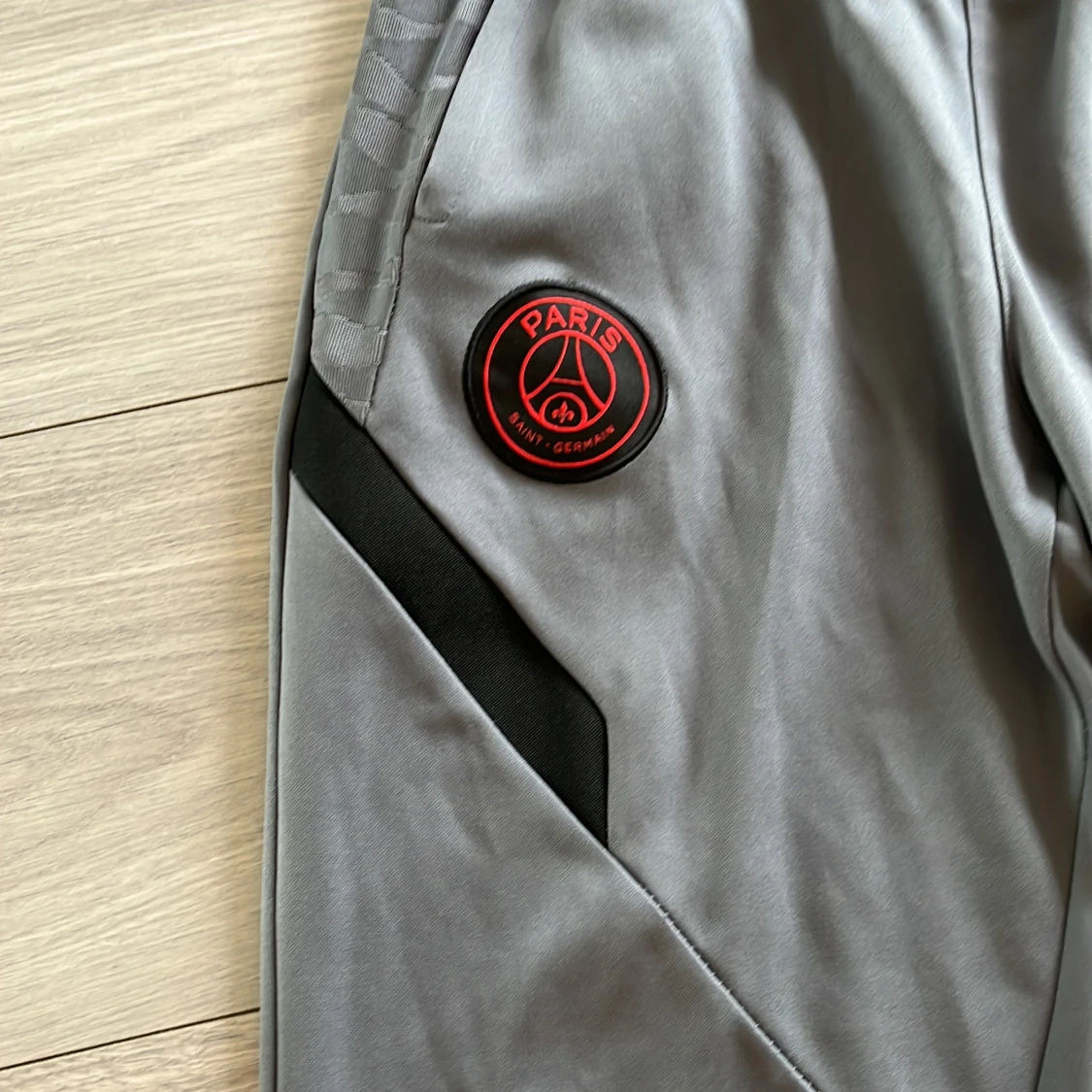 Grå PSG x Nike träningsbyxor - 1