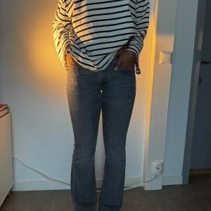 Levi's 517 grå low waisted bootcut jeans - Säljer ett par grå Levi's 517 jeans med bootcut passform eftersom dom blivit för små för mig. Dem är lågmidjade med W28. Jeansen har en mörkgrå ton och är tillverkade i slitstark denim. Perfekt för dig som gillar retrovibe och cool siluett.