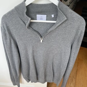 Bläck half zip  - Jag säljer en grå half zip som är perfekt till skolan och finare tillfällen, matcha den med en skjorta och det blir en super outfit🙌nypris 700kr