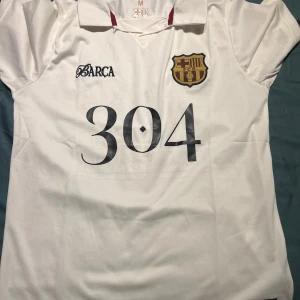 Barca tröja  - Säljer nu min Barca piké pågrund av att jag beställde fel storlek den är aldirg använd, hör av er för fler bilder eller andra funderingar!!