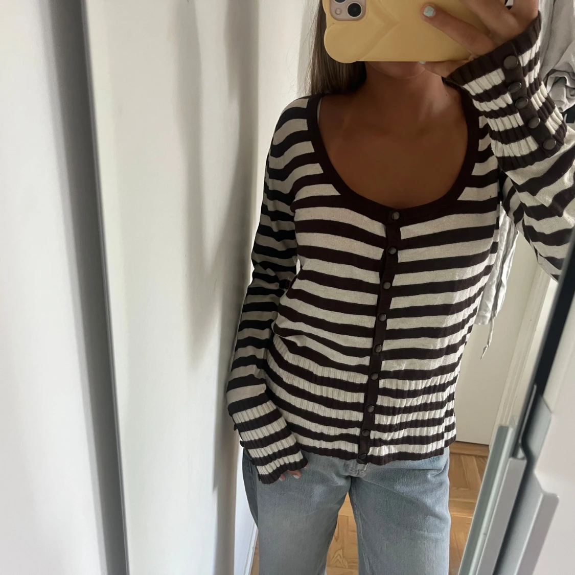 Randig brun och beige kofta med knappar