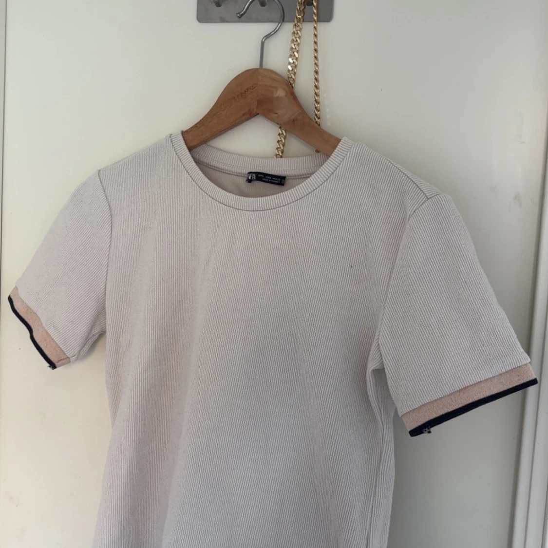 Vit ribbad t-shirt från Zara - 1