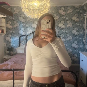 Vit v-ringad topp - Säljer denna jättesöta V-ringade vita toppen från Gina Tricot i storlek S.  Den har använts fåtal gånger och är i mycket bra kondition🤍