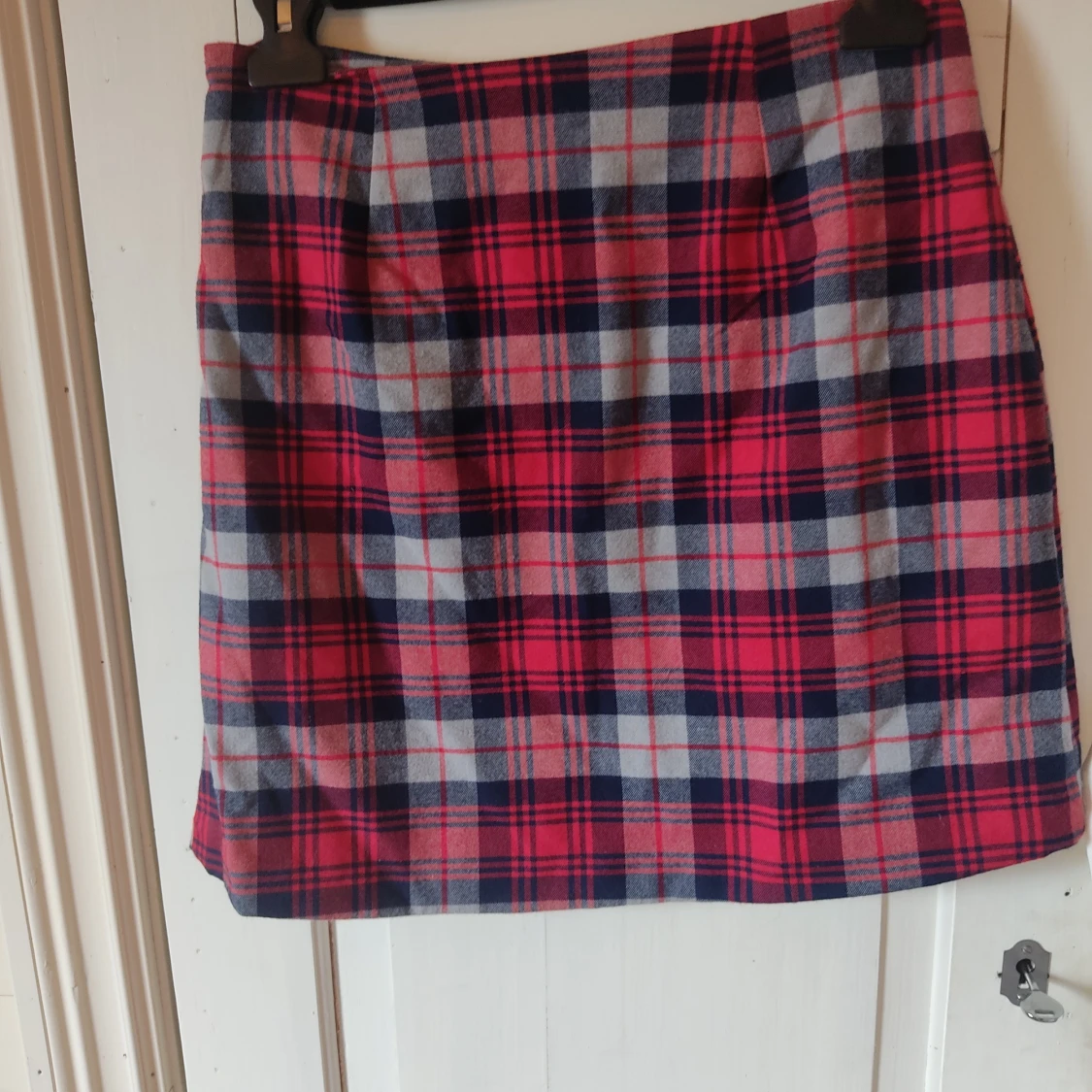 Rutig kortkjol med knappar - 1