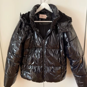 Nelly jacka - Säljer denna höst/vinterjacka från Nelly i strl S men passar även xs💕