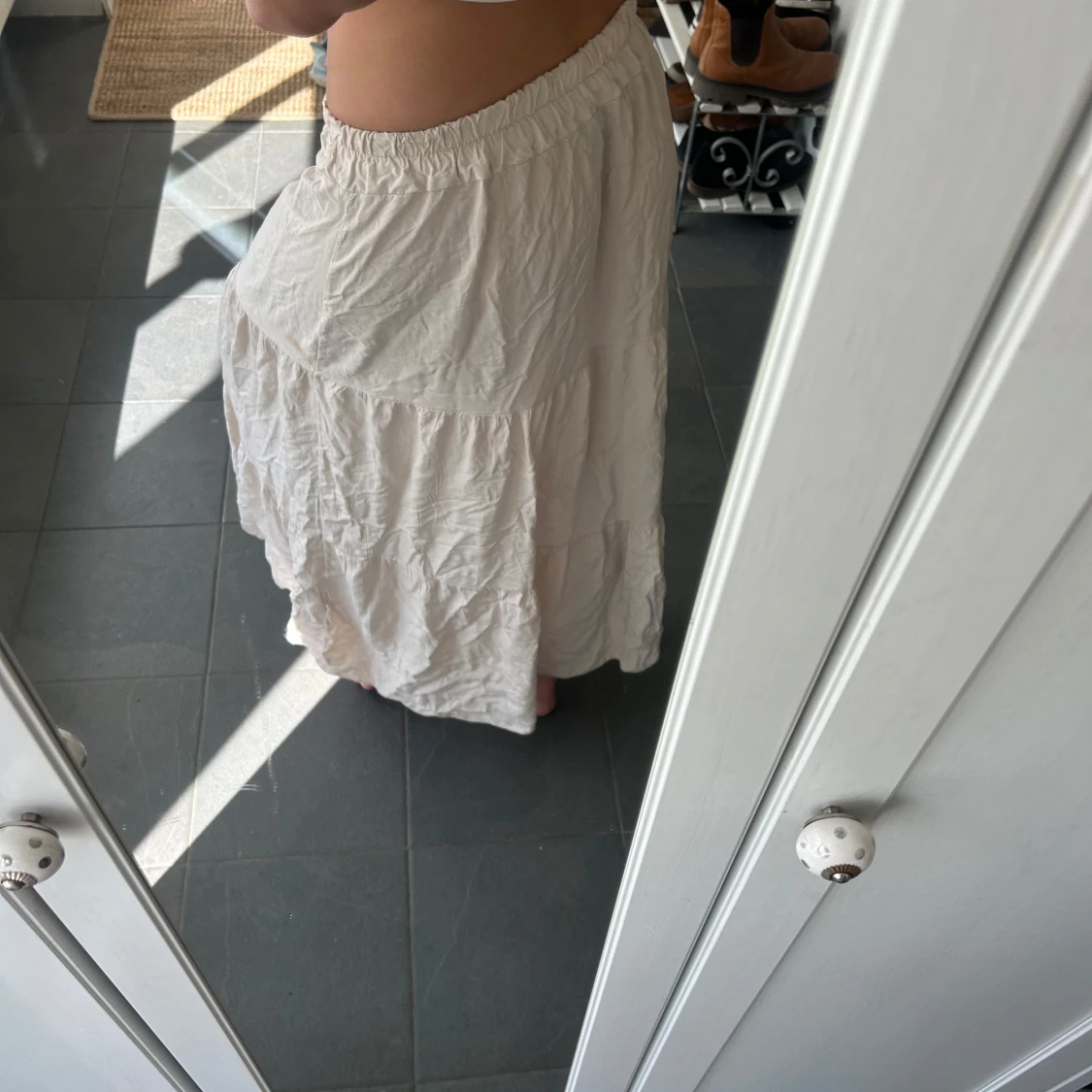 Ljusbeige långkjol med volanger - 1