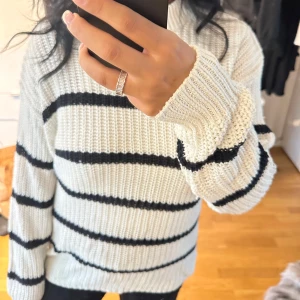 stickad randig tröja - Säljer nu denna mysiga tröja perfekt nu till hösten. Tveka inte på att höra av dig om intresse finns💖