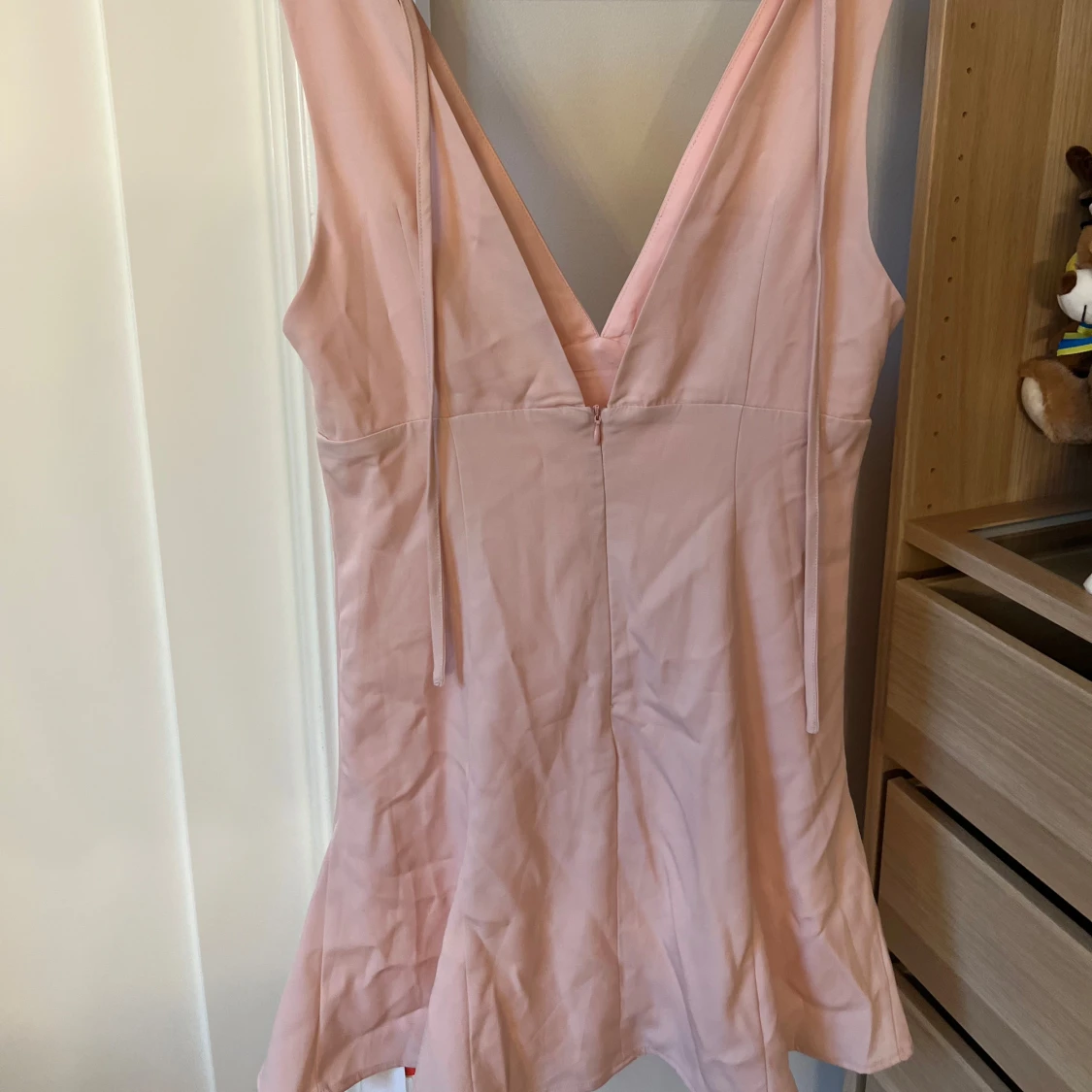 Ljusrosa kort klänning med v-ringning - 3