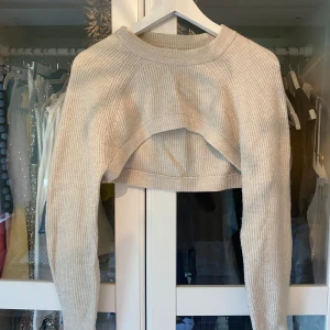 Beige stickad bolero  - Jätteskön stickad bolero från HM. Sparsamt använd. 