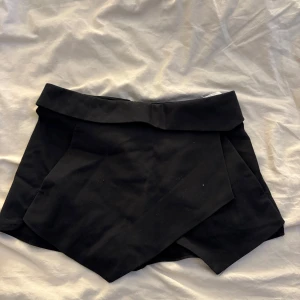 Svarta omlottshorts från Zara Basic - Snygga svarta omlottshorts från Zara Basic, kjol framtill och shorts baktill