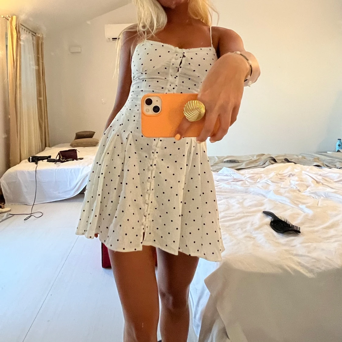 Vit prickig kort sommarklänning