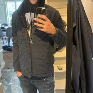 Field jacket  - Säljer denna stilrena fieldjacket från Abercrombie & fitch perfekt inför hösten🍁personen på bilden är ca 180 cm lång och väger 70 kg. Tveka inte på att kontakta mig vid minsta fundering🙌