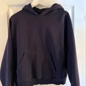 Mörkblå hoodie från Basically Basics - Snygg mörkblå hoodie från Basically Basics i storlek S. 