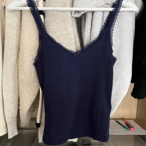 Mörkblå ribbad linnetopp med spets - Från H&M, storlek Xs💗 