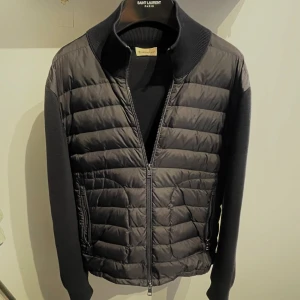 Moncler Cardigan - Tja! Säljer min Moncler Cardigan i storlek M men sitter mindre så passar S, Allt OG medföljer alltså Kvitto, Kartong, Tags etc! Skick 10/10 ( Ny )   Säljer för 6999  Nypris 10 000