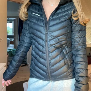 Svart jacka Peak Performance - Säljer denna snygga svarta jacka ifrån peak performance! Den är i storlek xs och är perfekt inför hösten/vintern. Använd fåtal gånger och är i väldigt bra skick! Skriv om ni är intresserade! Nypris 2500