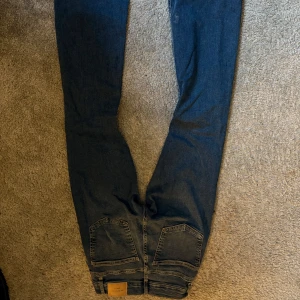Blåa lågmidjade bootcut jeans från Gina tricot - Jeansen är storlek 34 och är helt oanvända. 