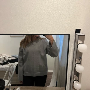 Grå stickad tröja  - Superfin stickad tröja ifrån Gina Tricot, storlek S. Använd några gånger och är i fint skick!