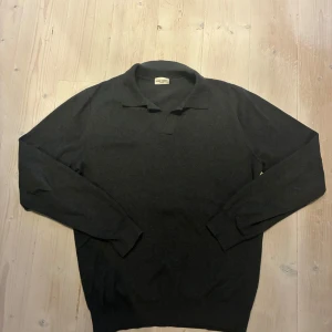Mörkgrå polotröja från John Henric - Snygg mörkgrå polotröja från John Henric i tunn ull. Använd möjligtvis 2 gånger 