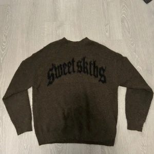Grön stickad tröja  - Säljer en brun stickad tröja från Sweet Skts i storlek XS, passar även mycket bra för S och funkar för M. Tröjan är i bra skick, har skönt och varmt material. Vill du diskutera något så tveka inte på att skriva 🙏
