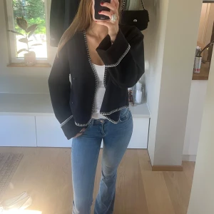 Svart kofta  - Svart kofta från Gina tricot. Storlek S. Använd 1 gång.