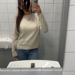 Stickad tröja - Kräm färg stickad tröja storlek S❣️