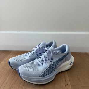 Puma Deviate NITRO 3 - Puma Deviate NITRO 3 Running shoe with carbon plate   Women’s size EUR 40  Light purple   Like new! Only used for three runs. The fit wasn’t right for me.  Price: 790kr (originally 2099 SEK)