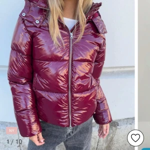 Vinröd glansig pufferjacka med huva - Säljer min jättesnygga vinröda vinterjacka från Nelly då jag skulle behöva en storlek större. Är iprincip som ny då jag bara använde den ett fåtal gånger förra vintern. Nypris 799 men säljer för 600🫶🏼💕
