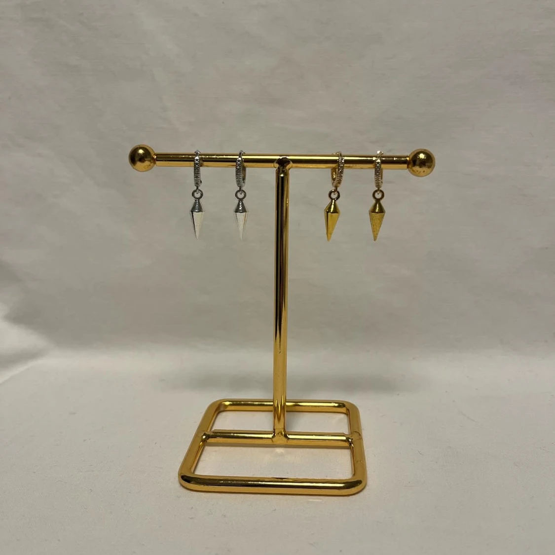 Örhängen med spetsiga hängen i guld och silver - 1