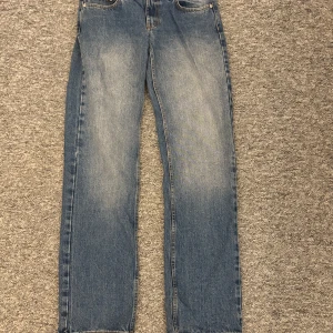 Jeans - Klassiska blå jeans från Nelly med raka ben och normal passform. Jeansen har fem fickor, gylf med knapp och dragkedja samt snygga slitningar framtill för en avslappnad look. Tillverkade i bomull för en skön känsla.
