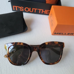 Helt nya solglasögon från Meller - Helt nya solglasögon från Meller, modell Mahé Tigris Carbon. Aldrig använda! Fodral och originalförpackning medföljer.
