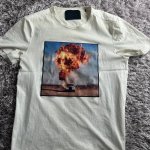 Vit Limitato t-shirt med tryck - Snygg vit t-shirt från Limitato med ett stort tryck på framsidan. Smått missfärgad runt halsen.