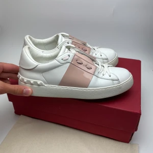 Valentinos open skor  - Hej! Säljer nu dessa sjukt snygga Valentino skor. Skorna är i fint skick! Har ett begränsat antal boxar och dustbag! Hör gärna av dig vid frågor!