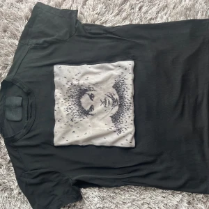 Svart Limitato t-shirt med tryck - Svart t-shirt från Limitato med ett stort grafiskt tryck på bröstet i grått och svart.