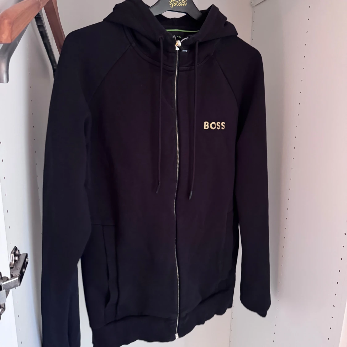 Svart hoodie från BOSS med dragkedja - 1