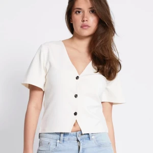 LJUS ROSA v-ringad blus med knappar - Snygg rosa blus med v-ringning och korta ärmar. Den är egentligen ljus rosa inte vit jag hitta bara inte den rosa säljer en svart också🤗